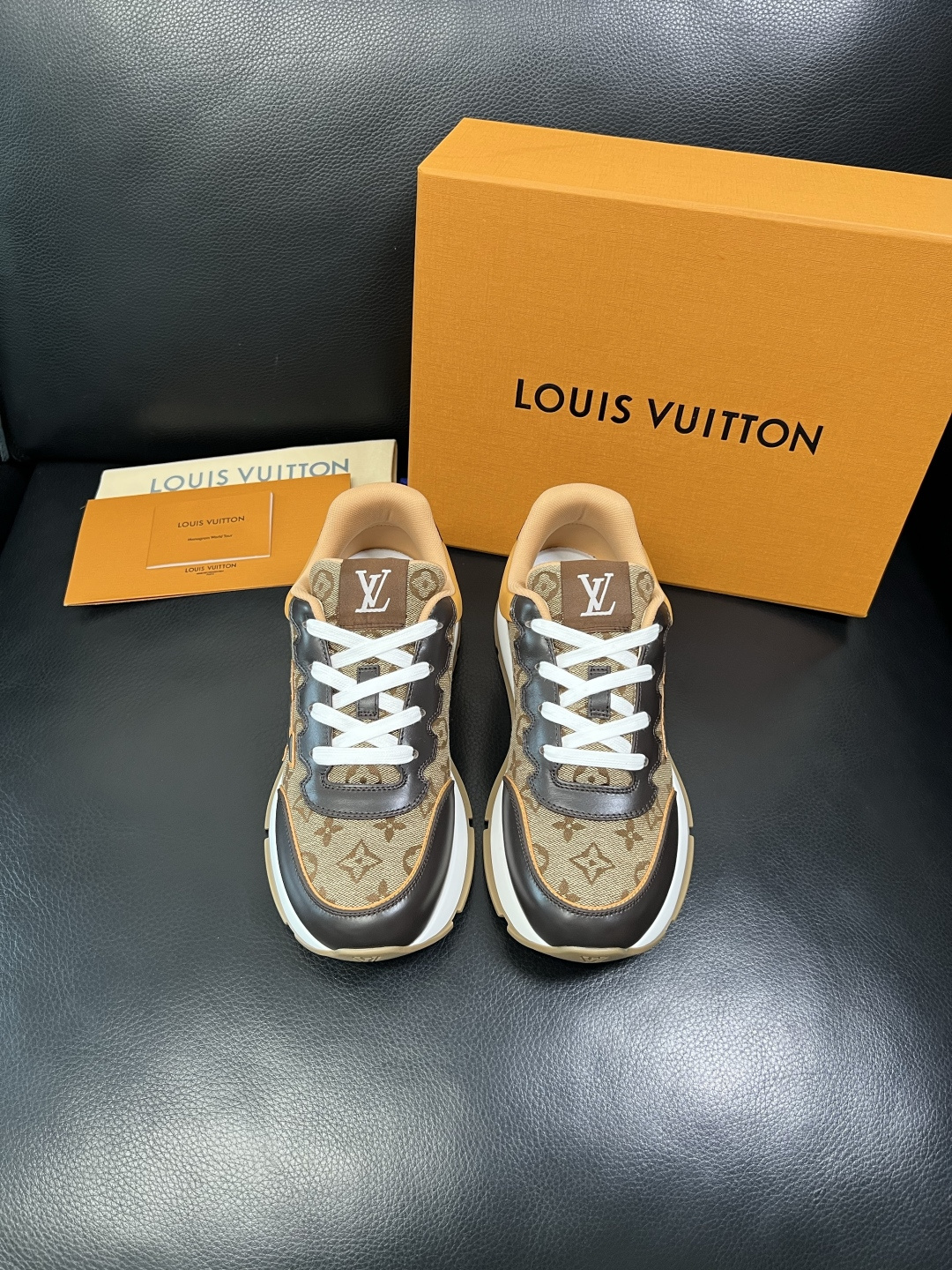 Lv 高品质 顶级工艺品 路易威登，专柜同步原厂配置，鞋面意大利进口，高品质拼接缤纷色彩复杂工艺品，进口