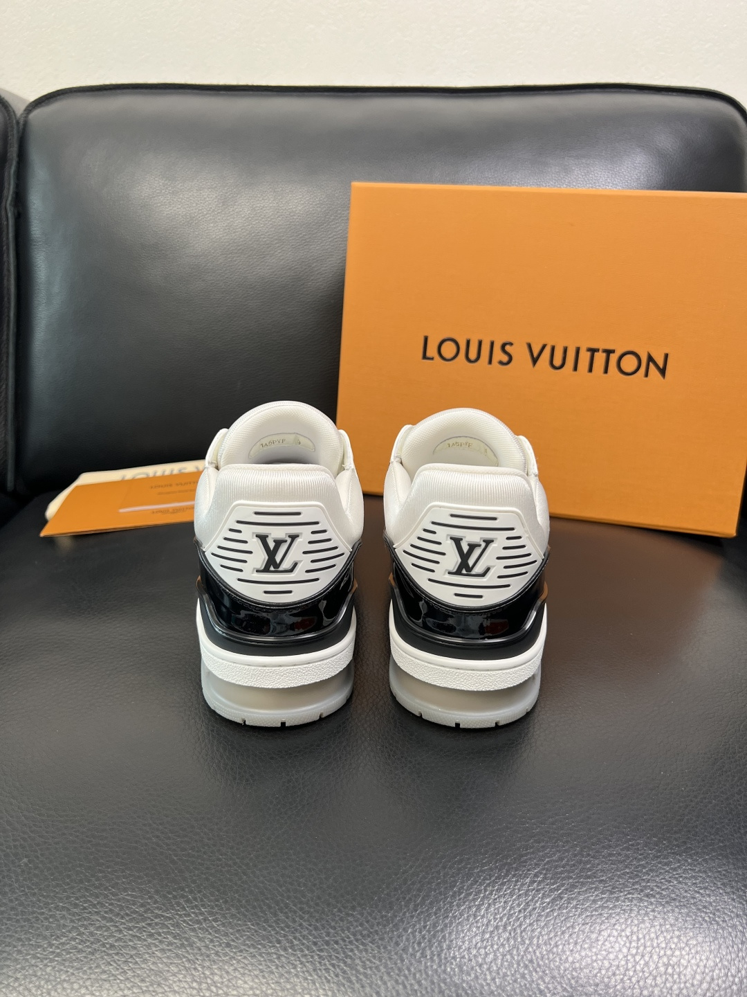 Lv 高品质 顶级工艺品 路易威登，专柜同步原厂配置，鞋面意大利进口，高品质拼接缤纷色彩复杂工艺品，进口