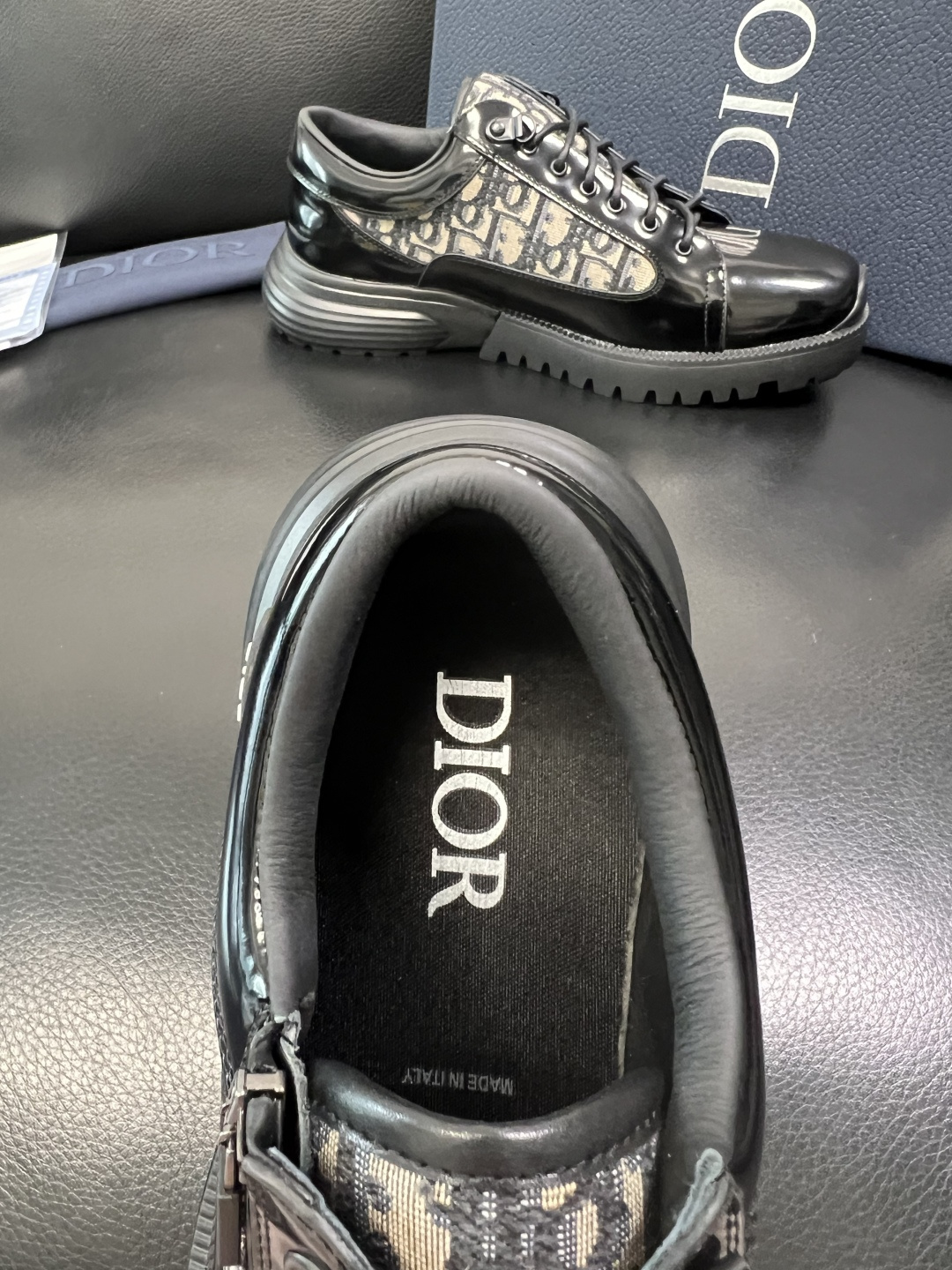 Dior 顶级工艺品 迪奥 专柜同步 原厂配置，意大利进口原版牛皮拼布面料，透气舒适进口水染牛里垫，鞋底