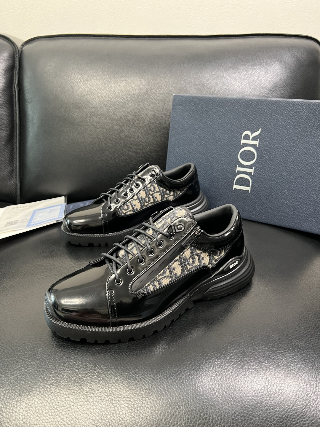 Dior 顶级工艺品 迪奥 专柜同步 原厂配置，意大利进口原版牛皮拼布面料，透气舒适进口水染牛里垫，鞋底