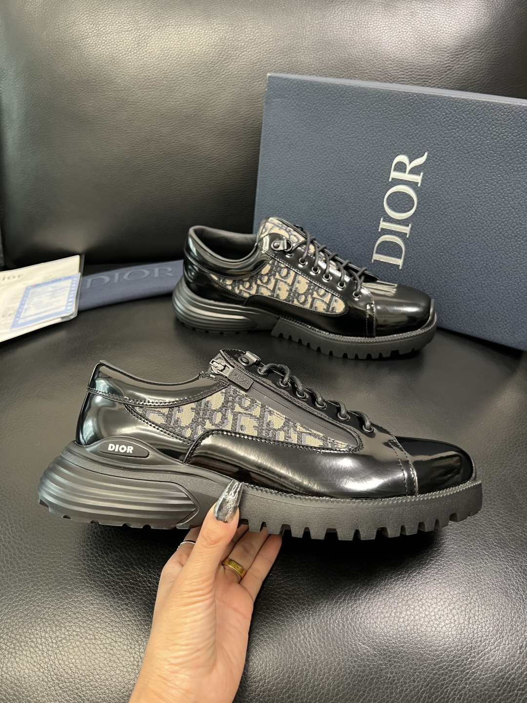 Dior 顶级工艺品 迪奥 专柜同步 原厂配置，意大利进口原版牛皮拼布面料，透气舒适进口水染牛里垫，鞋底
