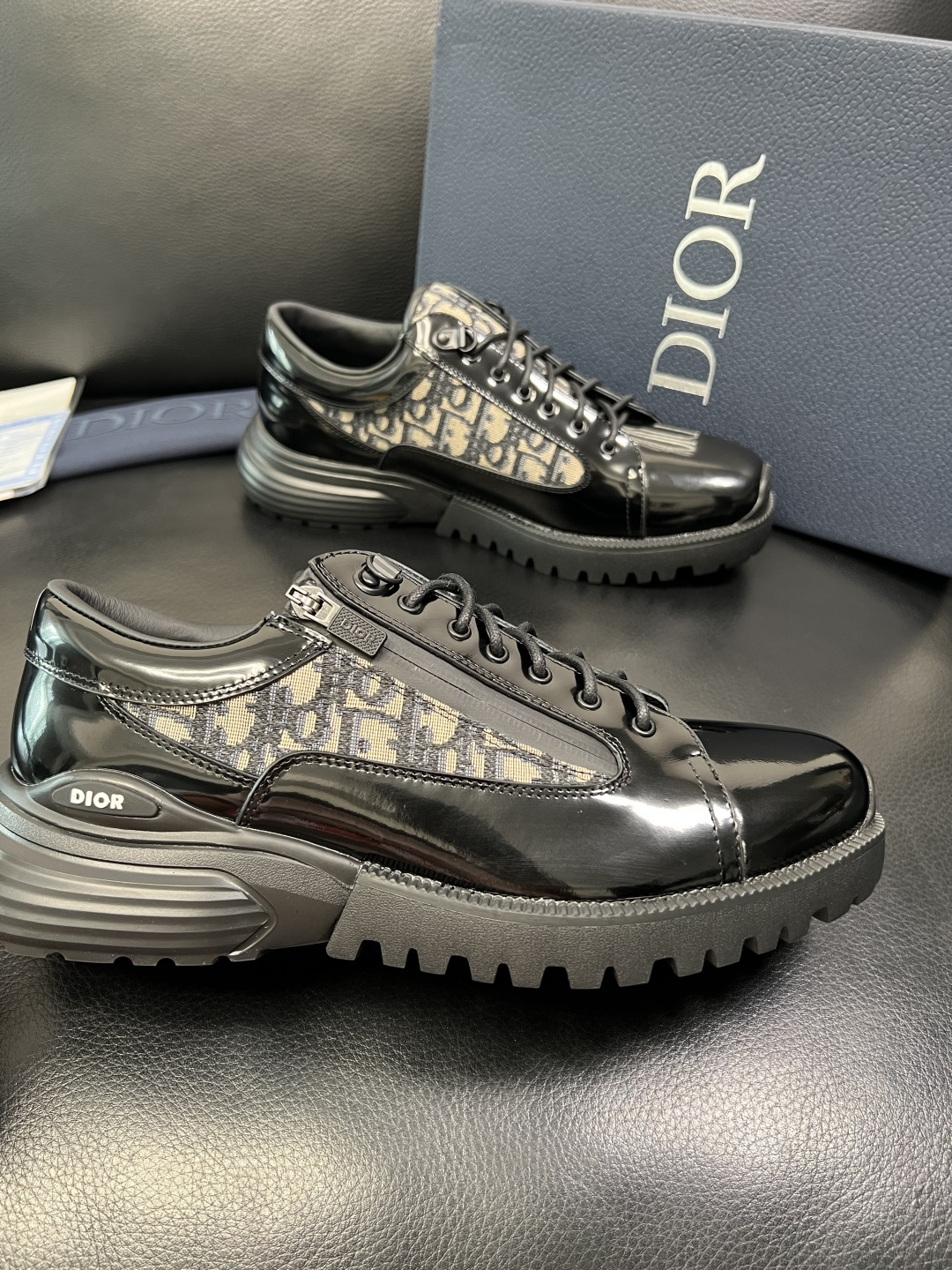 Dior 顶级工艺品 迪奥 专柜同步 原厂配置，意大利进口原版牛皮拼布面料，透气舒适进口水染牛里垫，鞋底