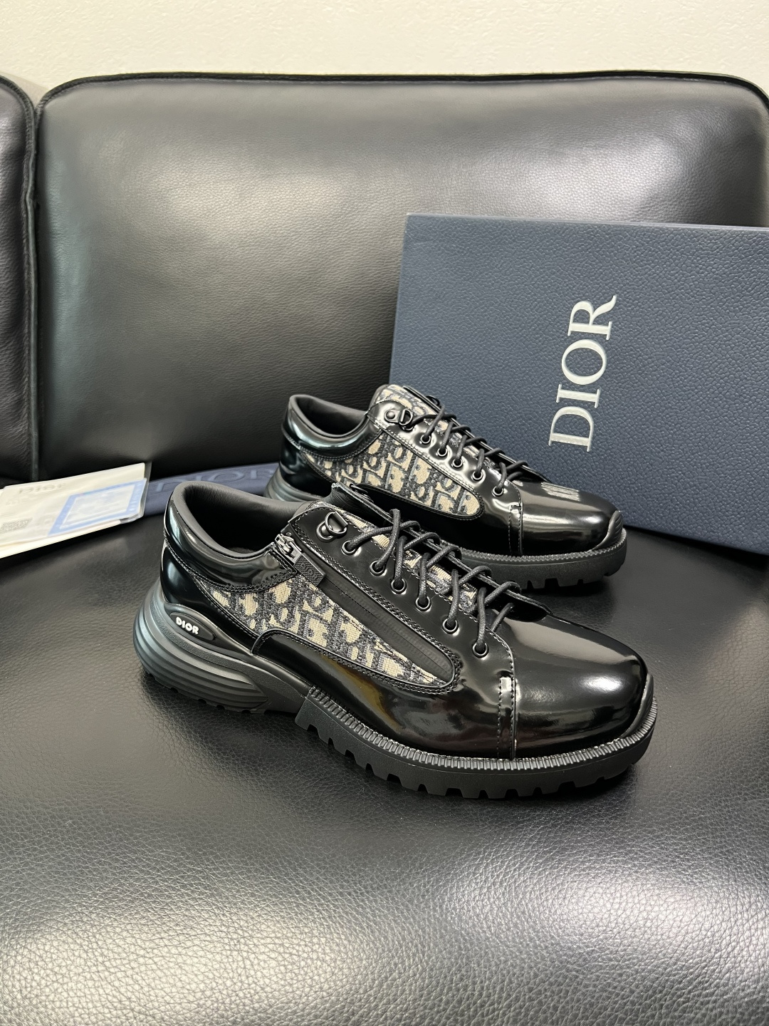 Dior 顶级工艺品 迪奥 专柜同步 原厂配置，意大利进口原版牛皮拼布面料，透气舒适进口水染牛里垫，鞋底