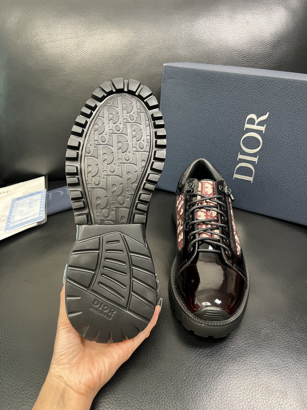 Dior 顶级工艺品 迪奥 专柜同步 原厂配置，意大利进口原版牛皮拼布面料，透气舒适进口水染牛里垫，鞋底