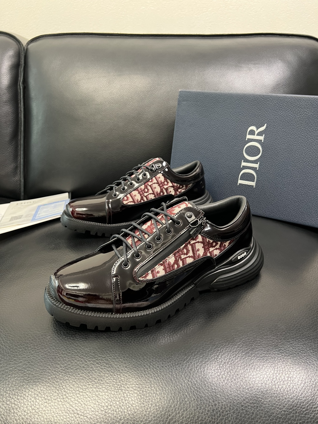 Dior 顶级工艺品 迪奥 专柜同步 原厂配置，意大利进口原版牛皮拼布面料，透气舒适进口水染牛里垫，鞋底