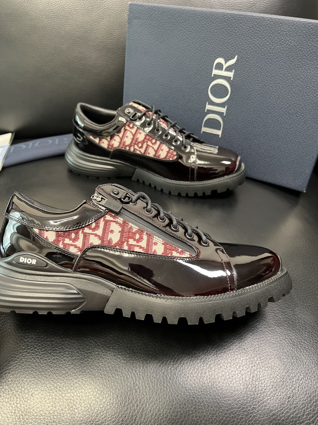 Dior 顶级工艺品 迪奥 专柜同步 原厂配置，意大利进口原版牛皮拼布面料，透气舒适进口水染牛里垫，鞋底