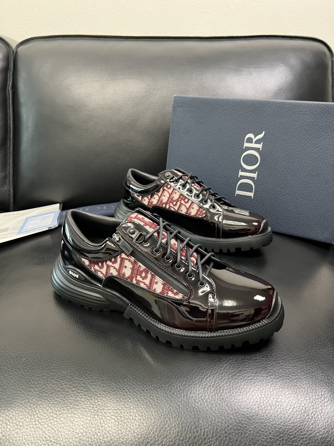 Dior 顶级工艺品 迪奥 专柜同步 原厂配置，意大利进口原版牛皮拼布面料，透气舒适进口水染牛里垫，鞋底