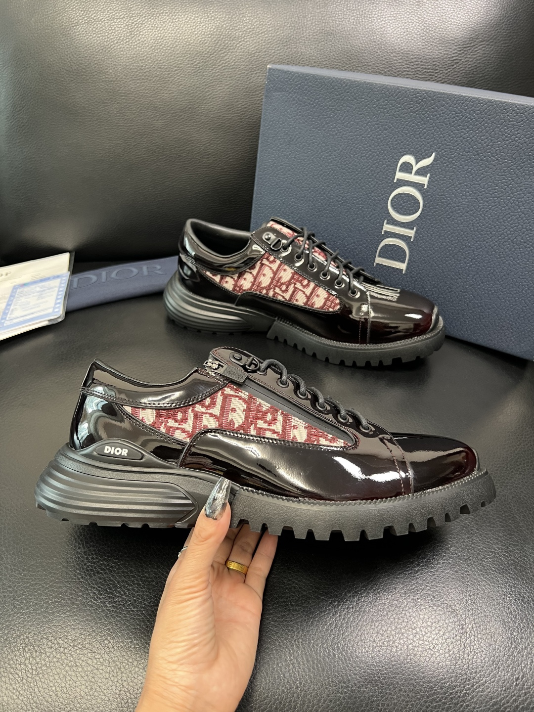 Dior 顶级工艺品 迪奥 专柜同步 原厂配置，意大利进口原版牛皮拼布面料，透气舒适进口水染牛里垫，鞋底