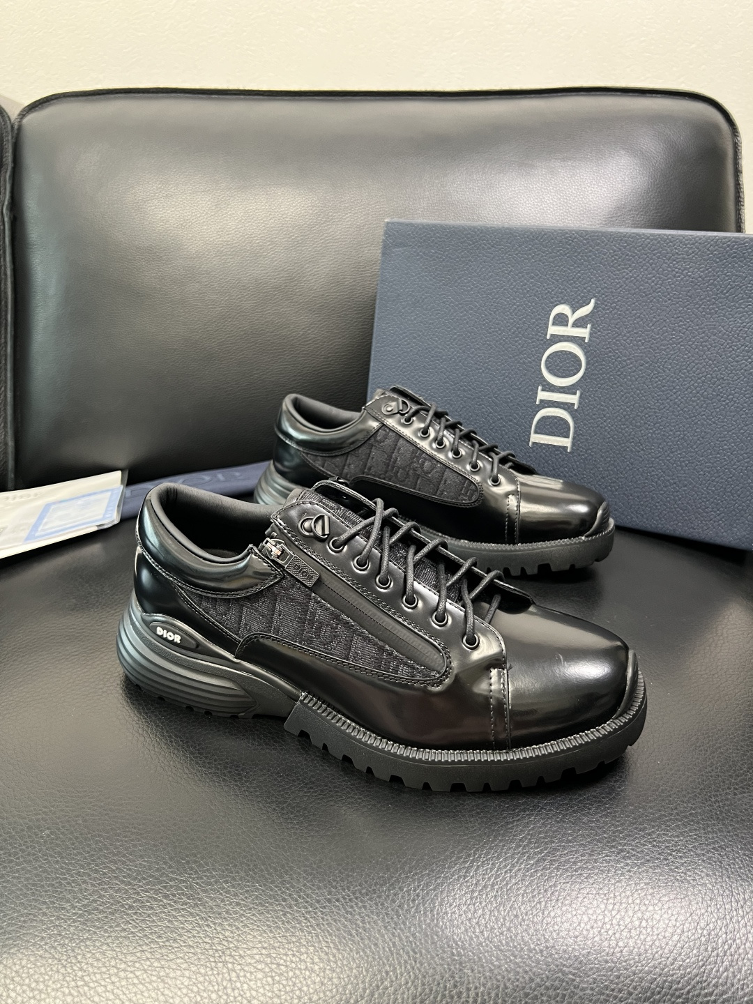 Dior 顶级工艺品 迪奥 专柜同步 原厂配置，意大利进口原版牛皮拼布面料，透气舒适进口水染牛里垫，鞋底