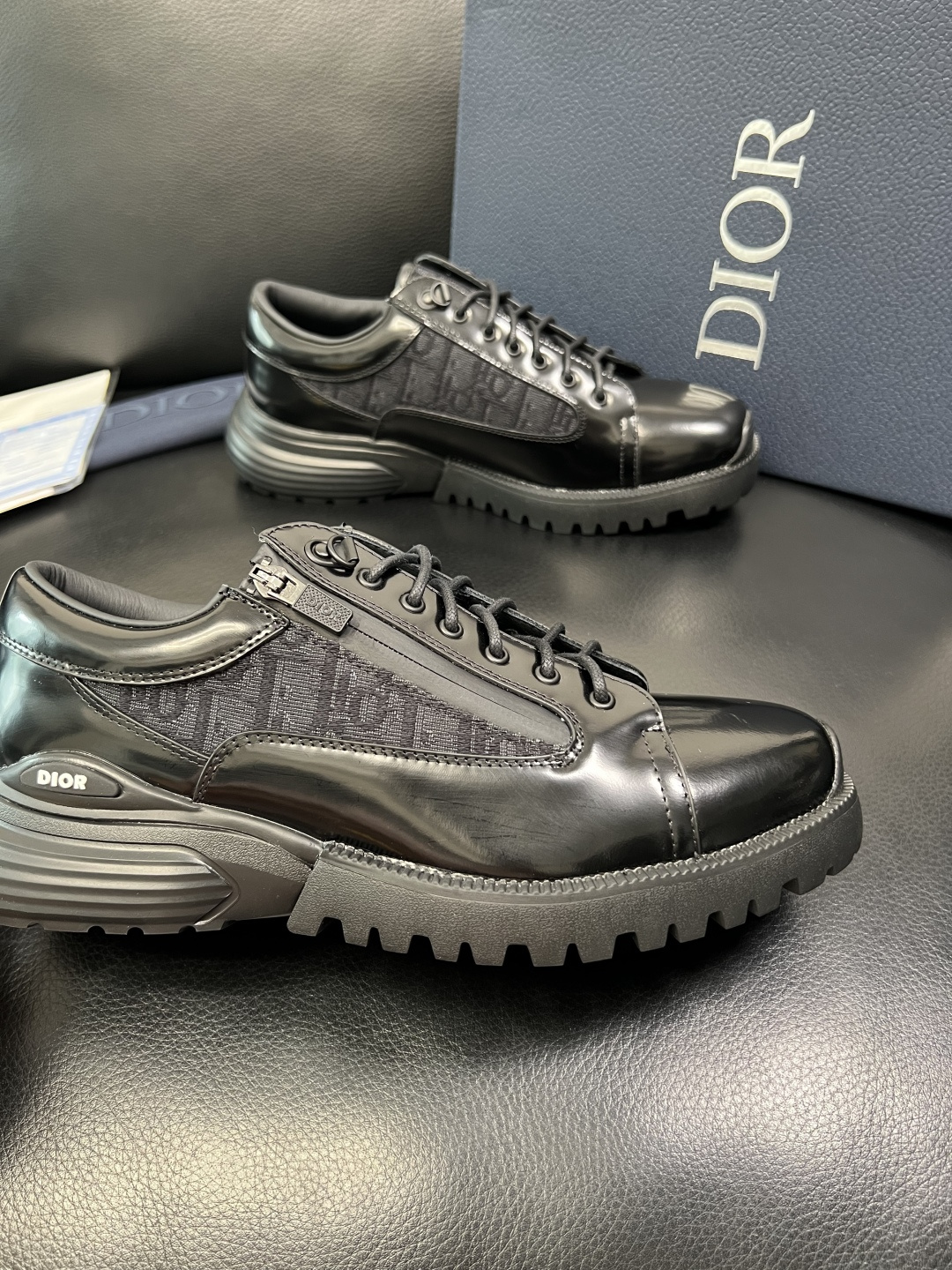 Dior 顶级工艺品 迪奥 专柜同步 原厂配置，意大利进口原版牛皮拼布面料，透气舒适进口水染牛里垫，鞋底