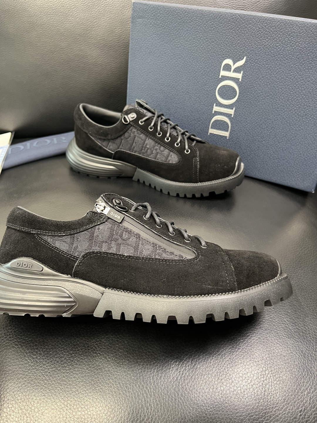 Dior 顶级工艺品 迪奥 专柜同步 原厂配置，意大利进口原版牛皮拼布面料，透气舒适进口水染牛里垫，鞋底