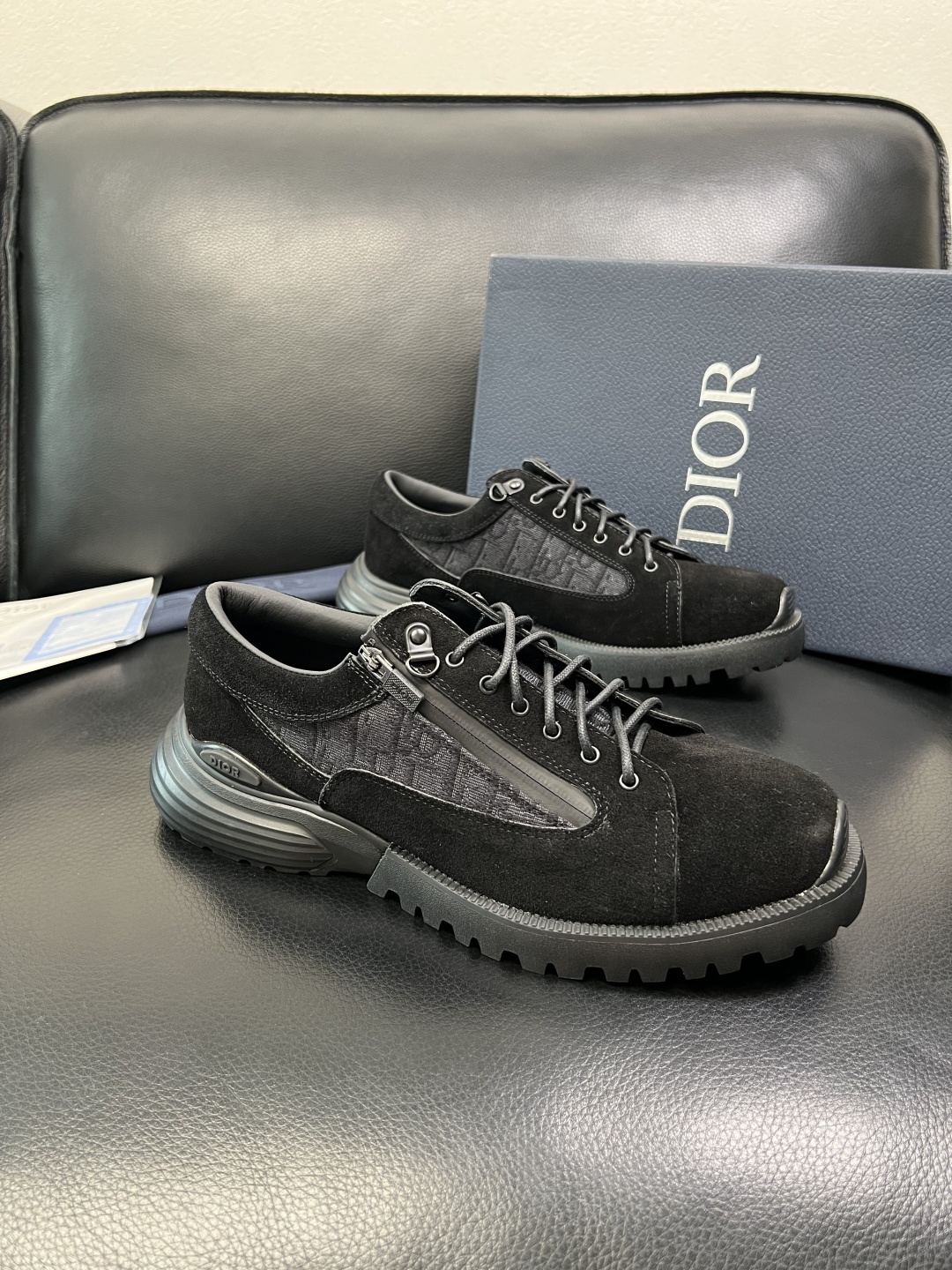 Dior 顶级工艺品 迪奥 专柜同步 原厂配置，意大利进口原版牛皮拼布面料，透气舒适进口水染牛里垫，鞋底