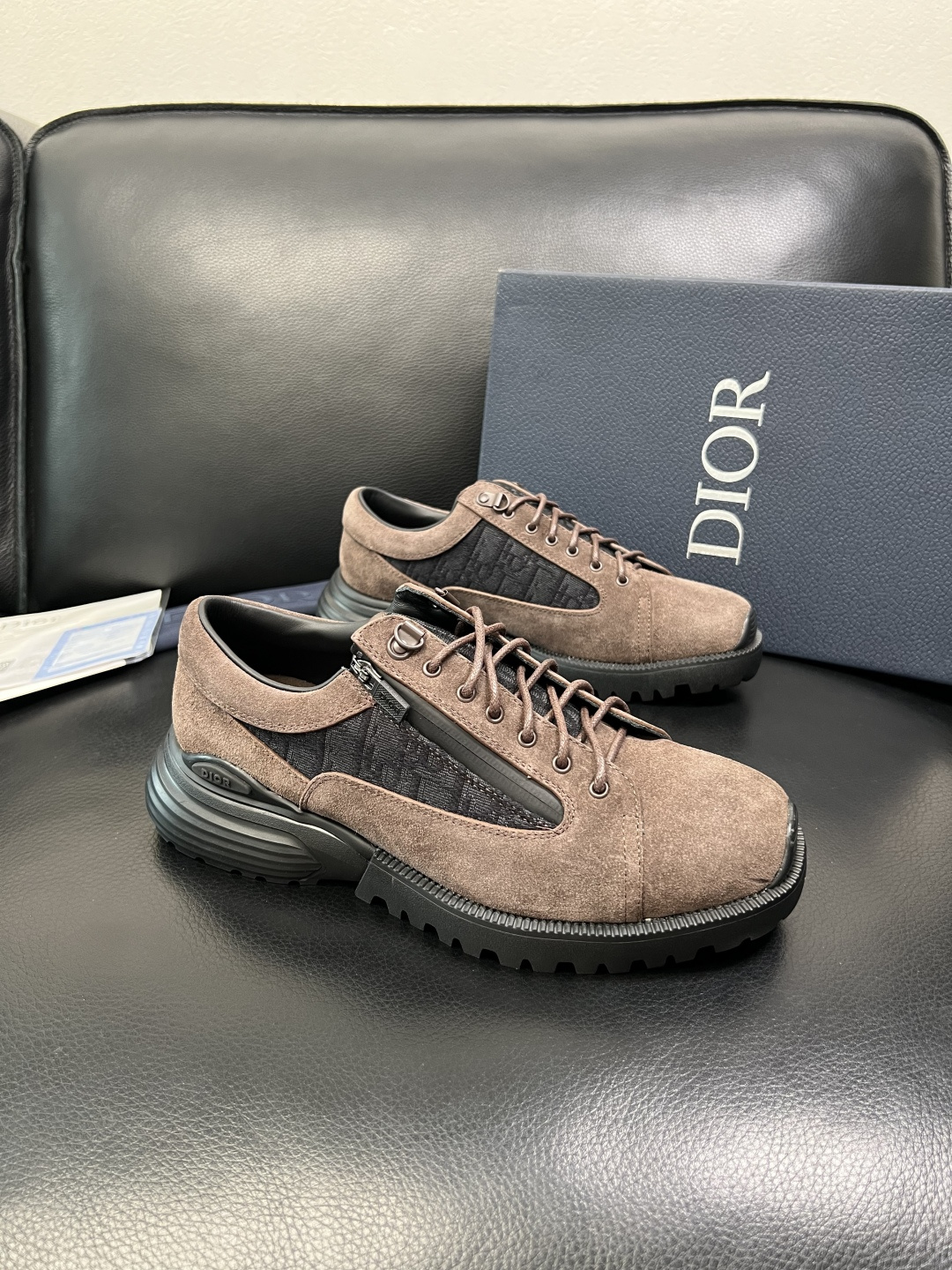 Dior 顶级工艺品 迪奥 专柜同步 原厂配置，意大利进口原版牛皮拼布面料，透气舒适进口水染牛里垫，鞋底