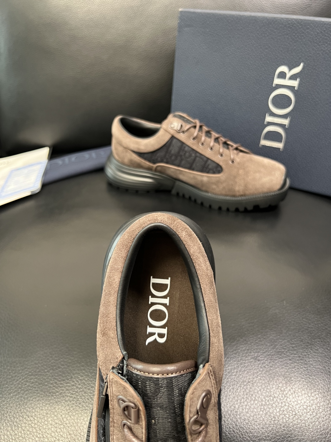 Dior 顶级工艺品 迪奥 专柜同步 原厂配置，意大利进口原版牛皮拼布面料，透气舒适进口水染牛里垫，鞋底