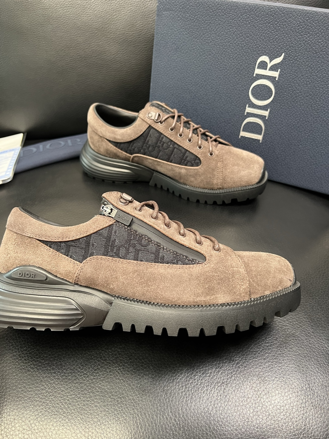 Dior 顶级工艺品 迪奥 专柜同步 原厂配置，意大利进口原版牛皮拼布面料，透气舒适进口水染牛里垫，鞋底