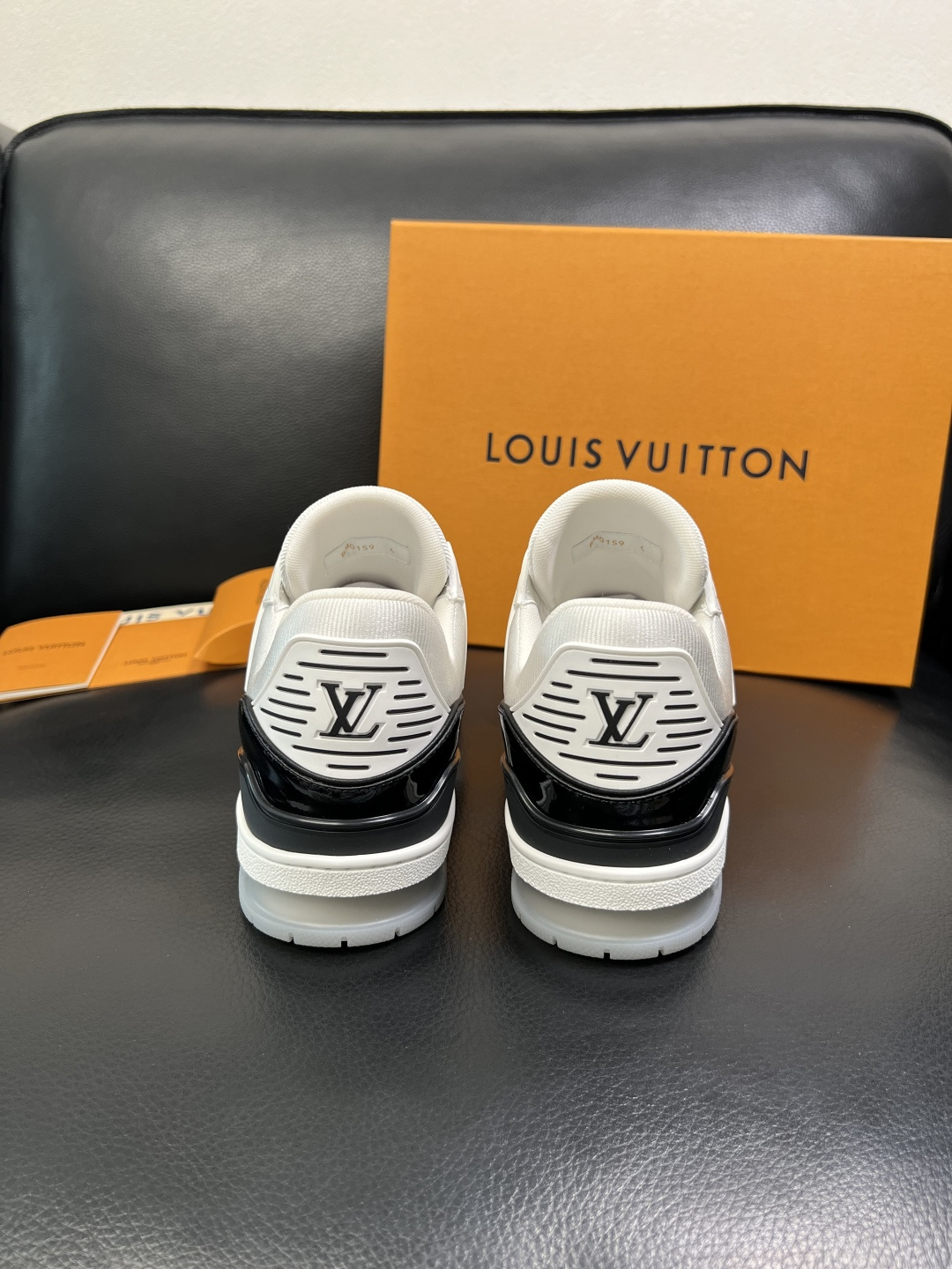 Lv 高品质 顶级工艺品 路易威登，专柜同步原厂配置，鞋面意大利进口，高品质拼接缤纷色彩复杂工艺品，进口