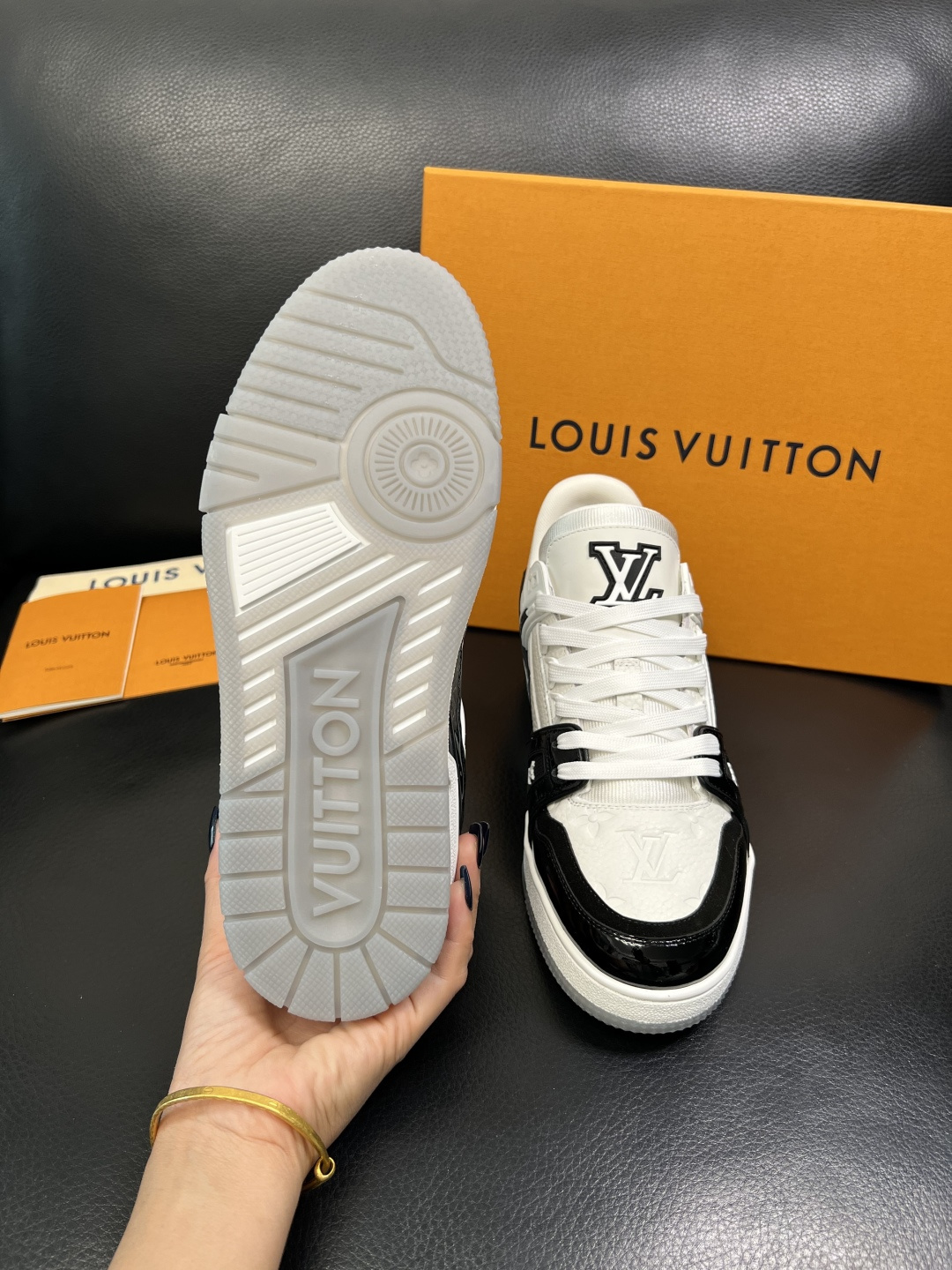 Lv 高品质 顶级工艺品 路易威登，专柜同步原厂配置，鞋面意大利进口，高品质拼接缤纷色彩复杂工艺品，进口