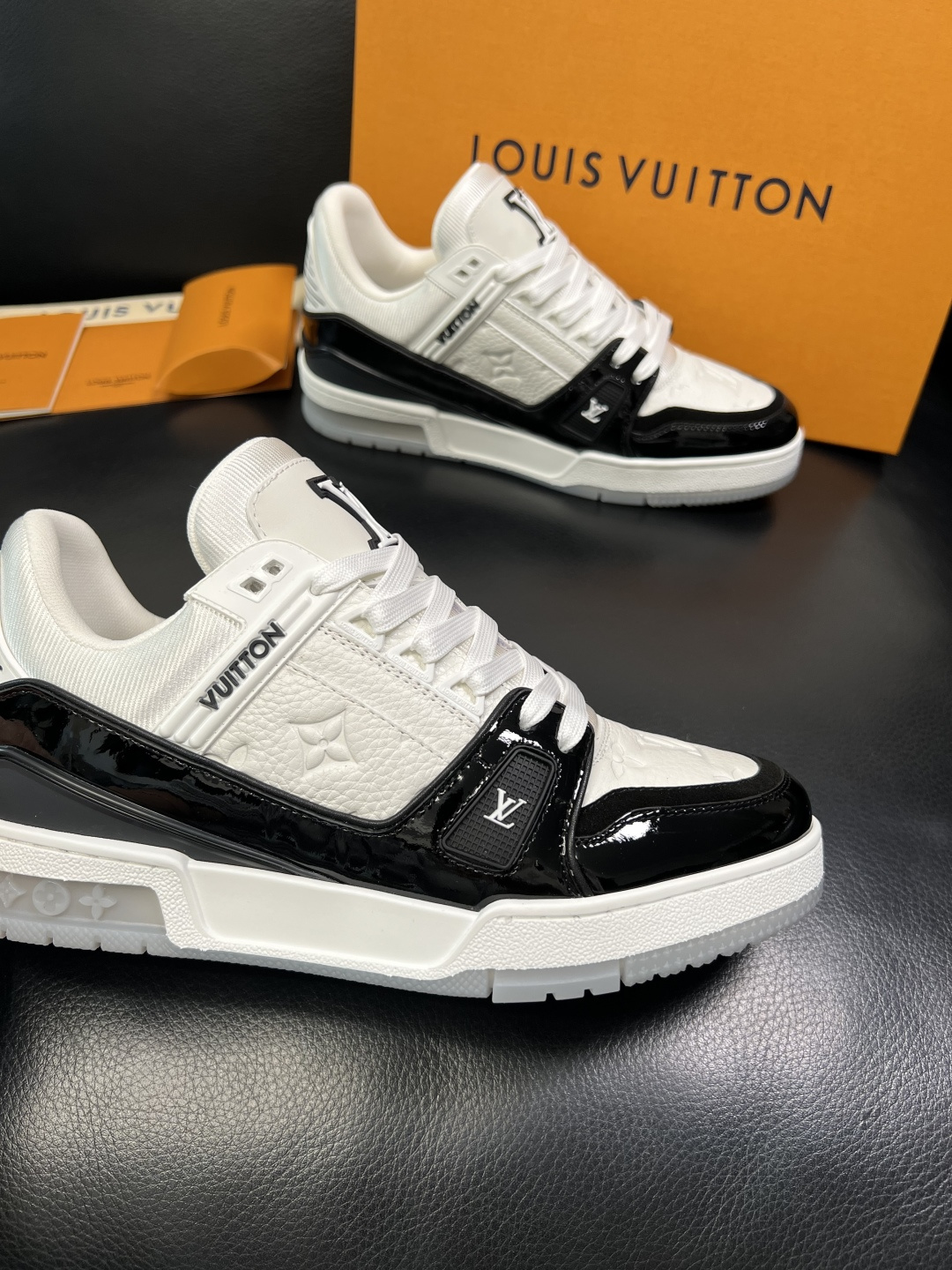 Lv 高品质 顶级工艺品 路易威登，专柜同步原厂配置，鞋面意大利进口，高品质拼接缤纷色彩复杂工艺品，进口