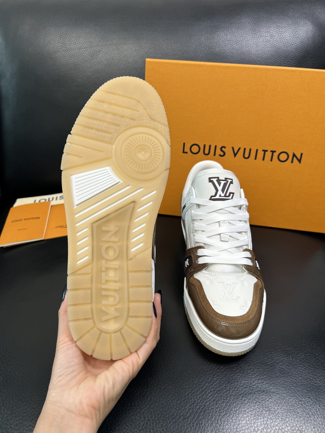 Lv 高品质 顶级工艺品 路易威登，专柜同步原厂配置，鞋面意大利进口，高品质拼接缤纷色彩复杂工艺品，进口