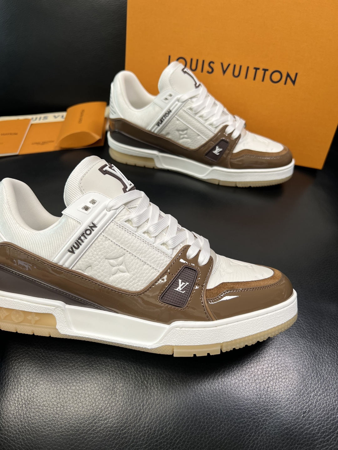 Lv 高品质 顶级工艺品 路易威登，专柜同步原厂配置，鞋面意大利进口，高品质拼接缤纷色彩复杂工艺品，进口