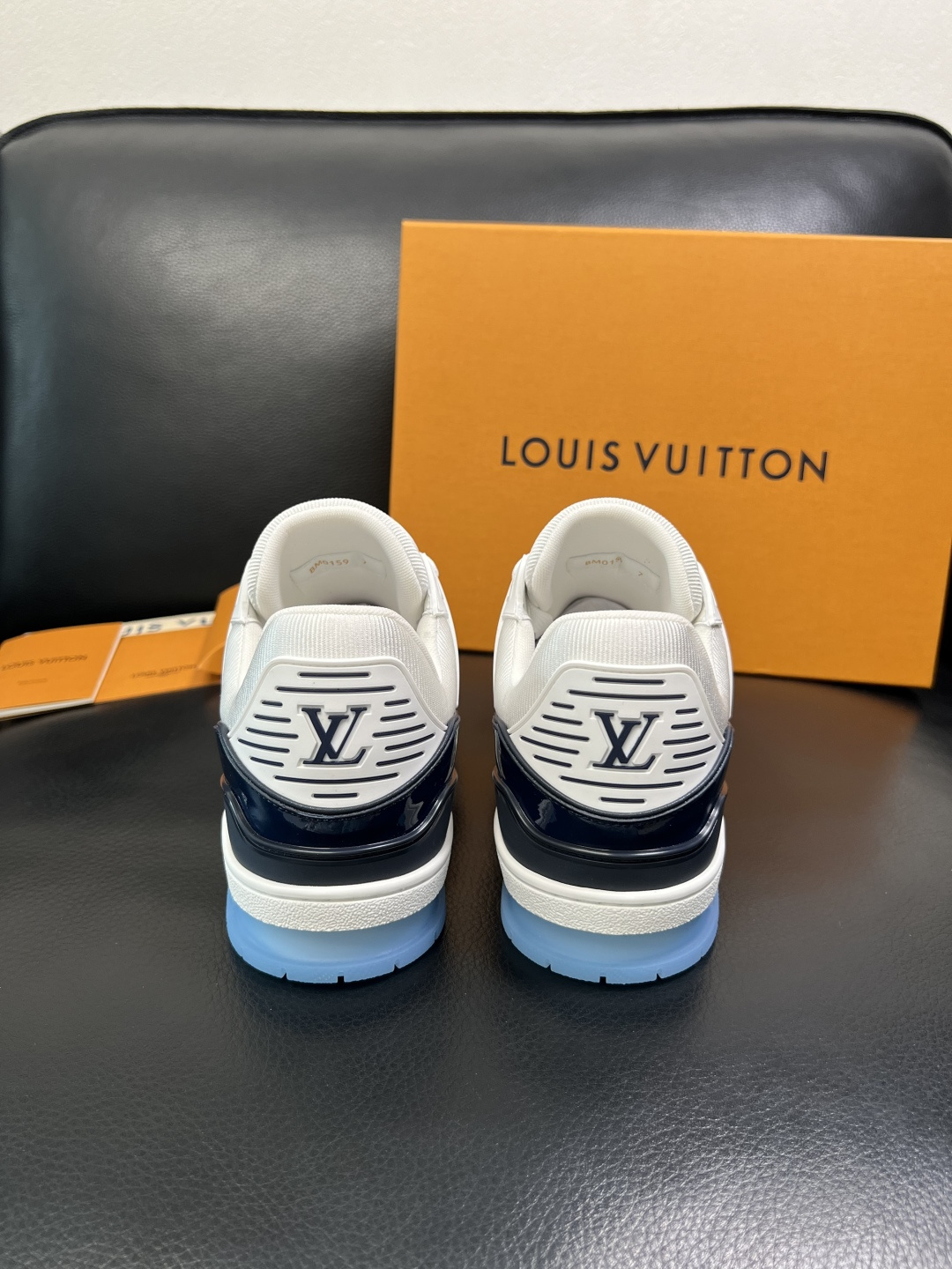 Lv 高品质 顶级工艺品 路易威登，专柜同步原厂配置，鞋面意大利进口，高品质拼接缤纷色彩复杂工艺品，进口