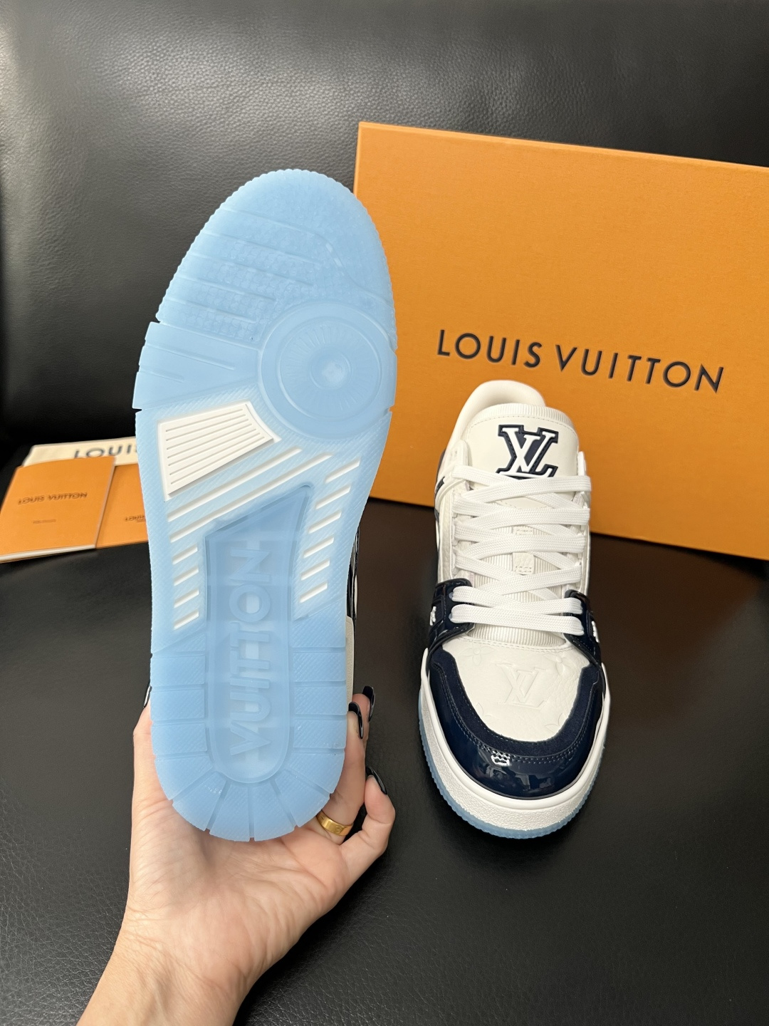 Lv 高品质 顶级工艺品 路易威登，专柜同步原厂配置，鞋面意大利进口，高品质拼接缤纷色彩复杂工艺品，进口