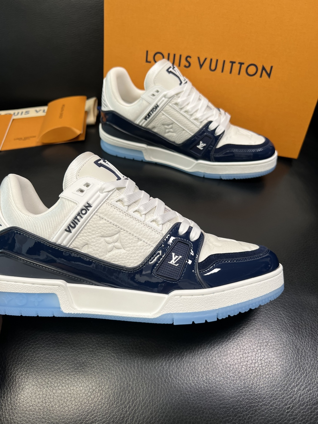 Lv 高品质 顶级工艺品 路易威登，专柜同步原厂配置，鞋面意大利进口，高品质拼接缤纷色彩复杂工艺品，进口