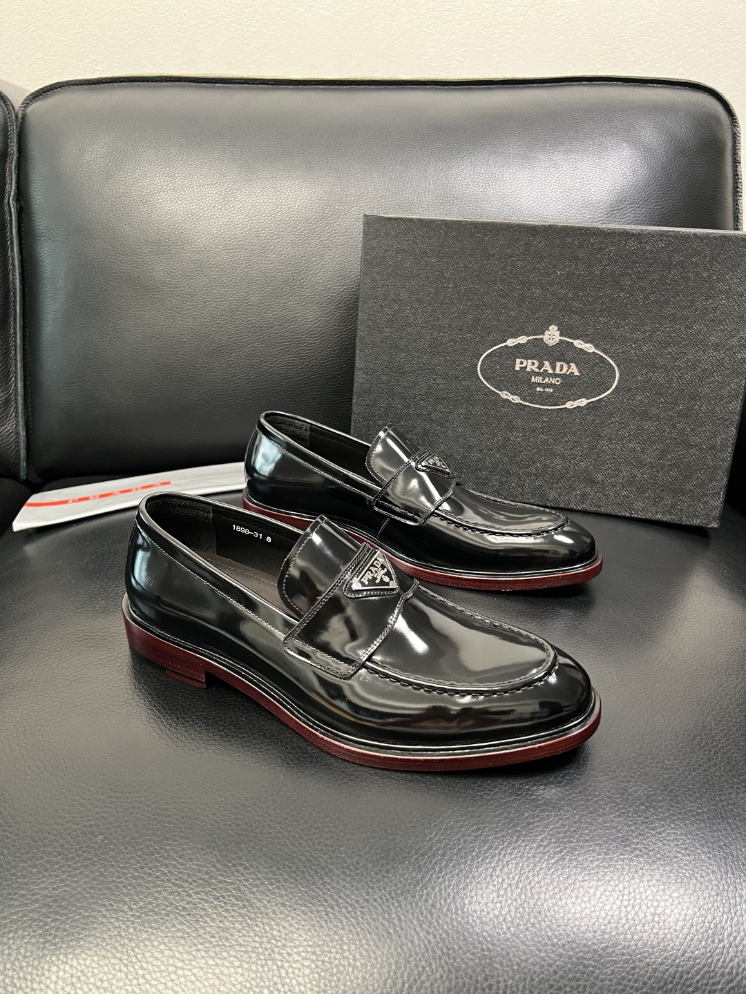 PRADA 高品质 顶级工艺品 普拉达 皮鞋专柜同步 原厂配置，意大利进口原版牛皮面料，透气舒适进口水染