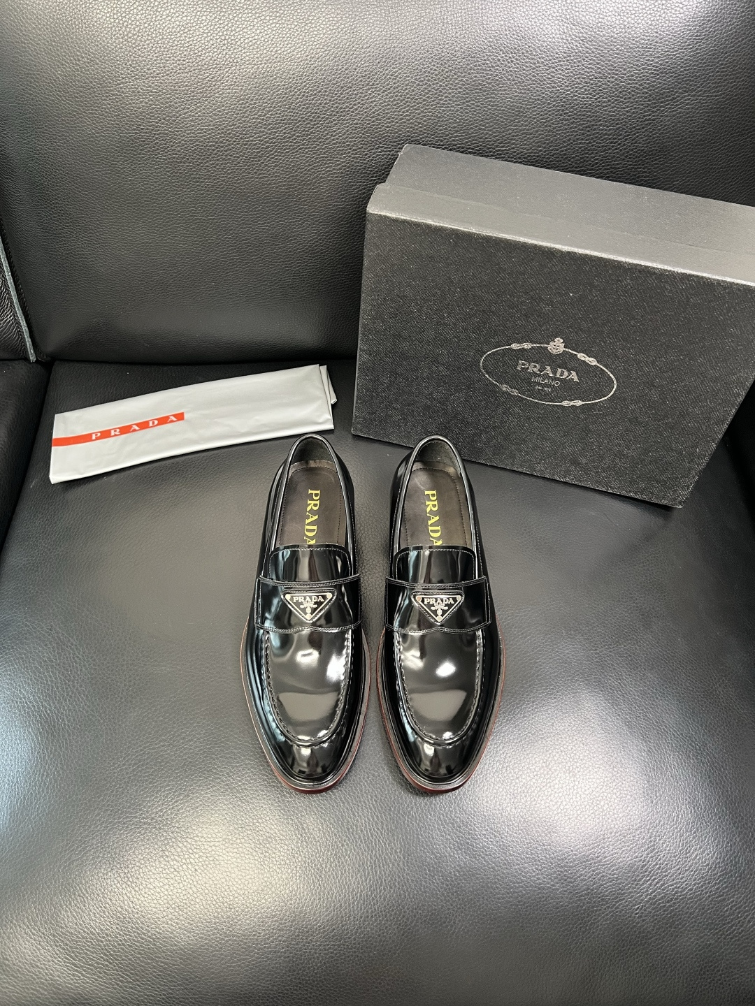 PRADA 高品质 顶级工艺品 普拉达 皮鞋专柜同步 原厂配置，意大利进口原版牛皮面料，透气舒适进口水染