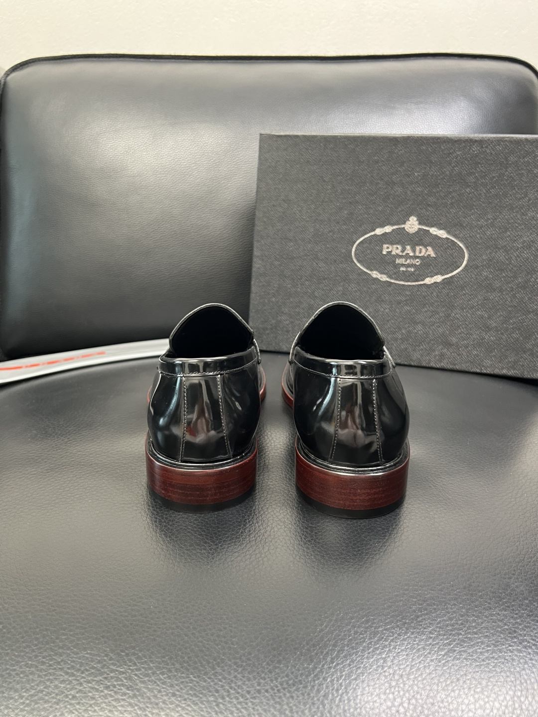 PRADA 高品质 顶级工艺品 普拉达 皮鞋专柜同步 原厂配置，意大利进口原版牛皮面料，透气舒适进口水染