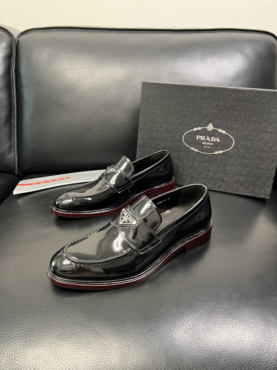 PRADA 高品质 顶级工艺品 普拉达 皮鞋专柜同步 原厂配置，意大利进口原版牛皮面料，透气舒适进口水染