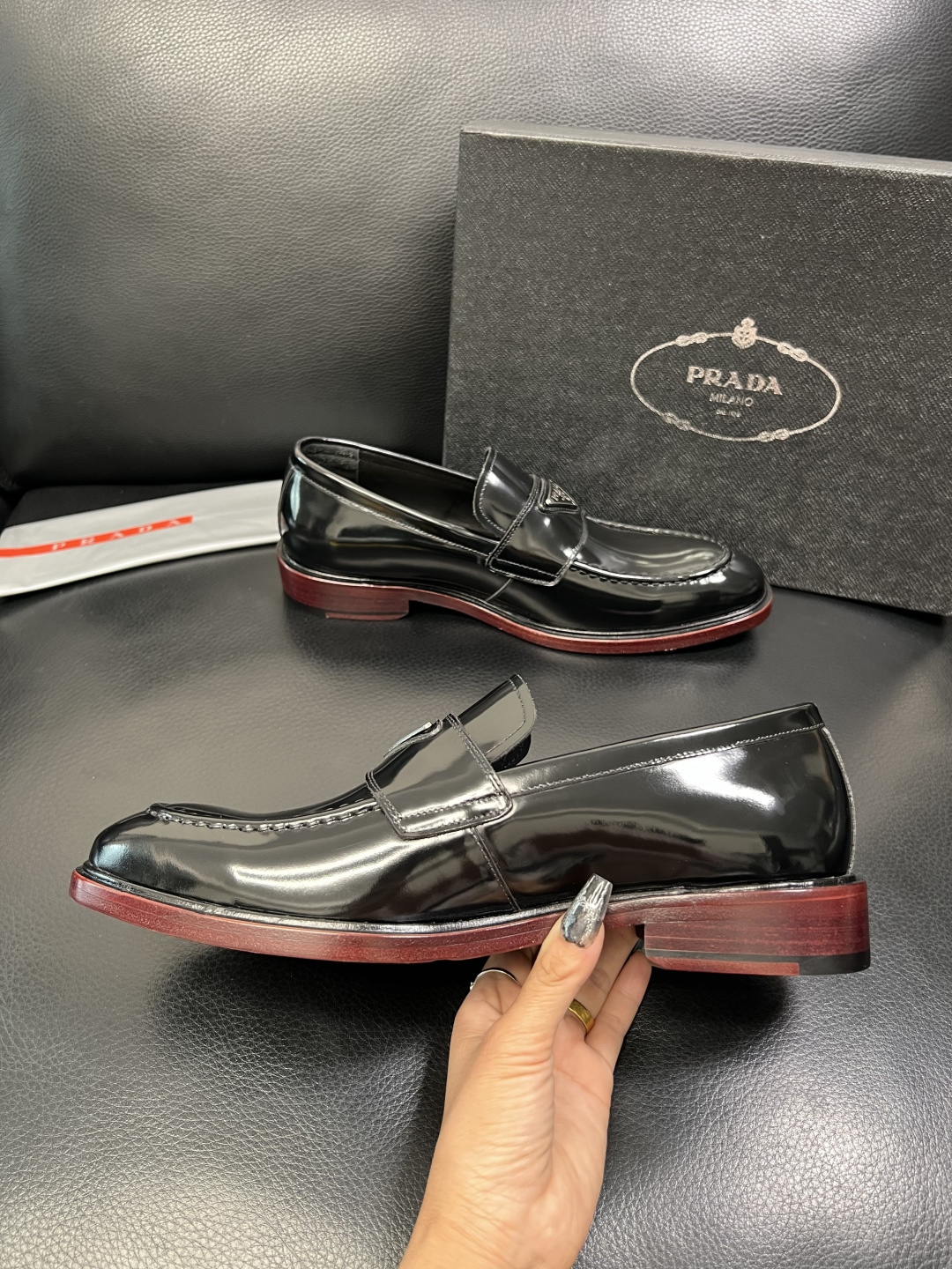 PRADA 高品质 顶级工艺品 普拉达 皮鞋专柜同步 原厂配置，意大利进口原版牛皮面料，透气舒适进口水染