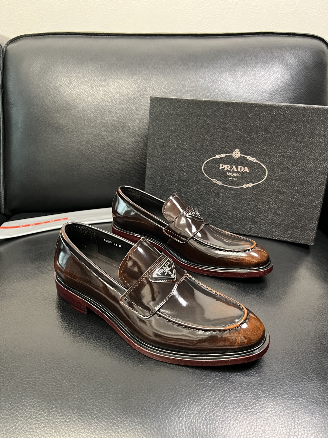 PRADA 高品质 顶级工艺品 普拉达 皮鞋专柜同步 原厂配置，意大利进口原版牛皮面料，透气舒适进口水染