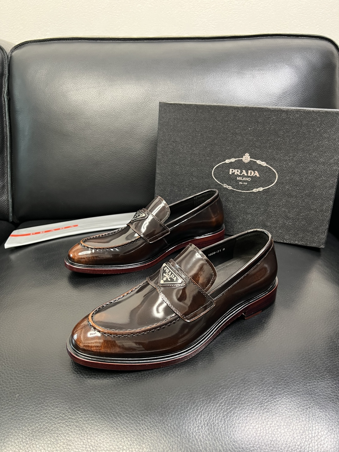 PRADA 高品质 顶级工艺品 普拉达 皮鞋专柜同步 原厂配置，意大利进口原版牛皮面料，透气舒适进口水染