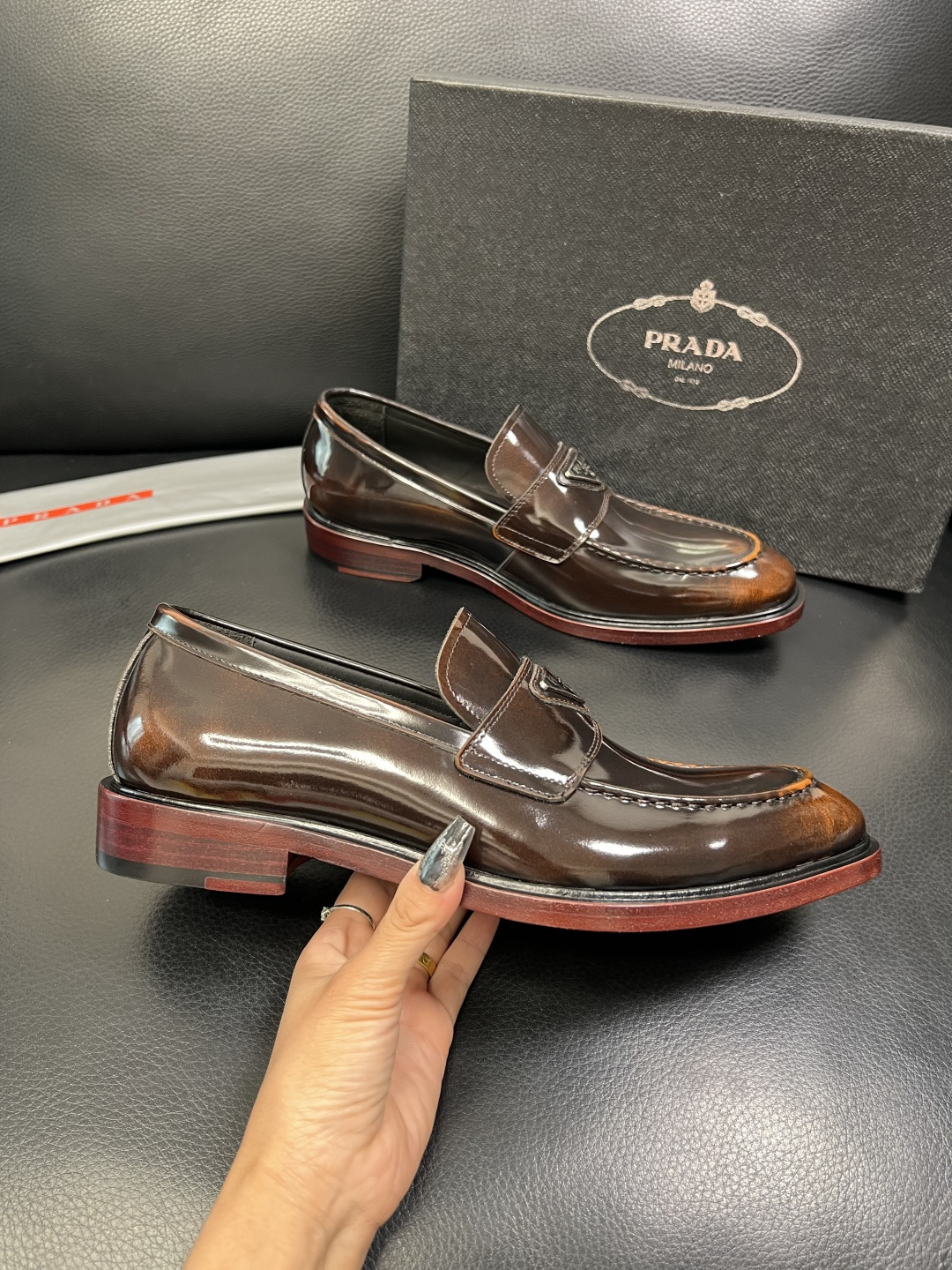 PRADA 高品质 顶级工艺品 普拉达 皮鞋专柜同步 原厂配置，意大利进口原版牛皮面料，透气舒适进口水染