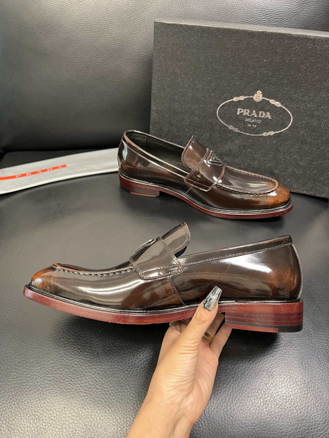 PRADA 高品质 顶级工艺品 普拉达 皮鞋专柜同步 原厂配置，意大利进口原版牛皮面料，透气舒适进口水染