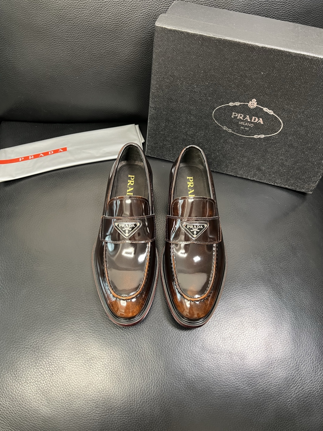 PRADA 高品质 顶级工艺品 普拉达 皮鞋专柜同步 原厂配置，意大利进口原版牛皮面料，透气舒适进口水染