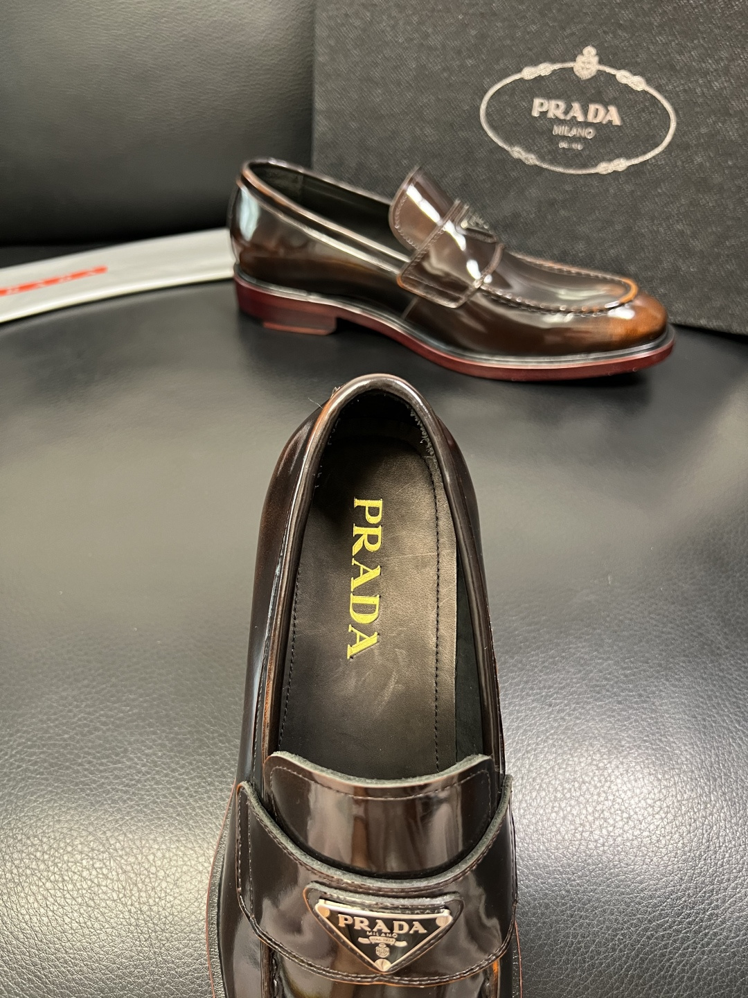 PRADA 高品质 顶级工艺品 普拉达 皮鞋专柜同步 原厂配置，意大利进口原版牛皮面料，透气舒适进口水染