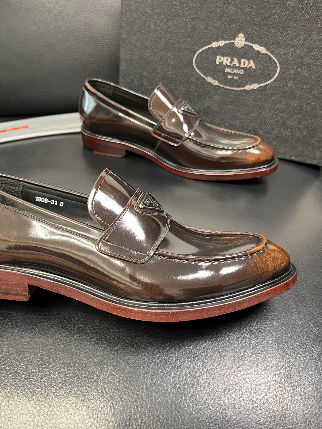 PRADA 高品质 顶级工艺品 普拉达 皮鞋专柜同步 原厂配置，意大利进口原版牛皮面料，透气舒适进口水染
