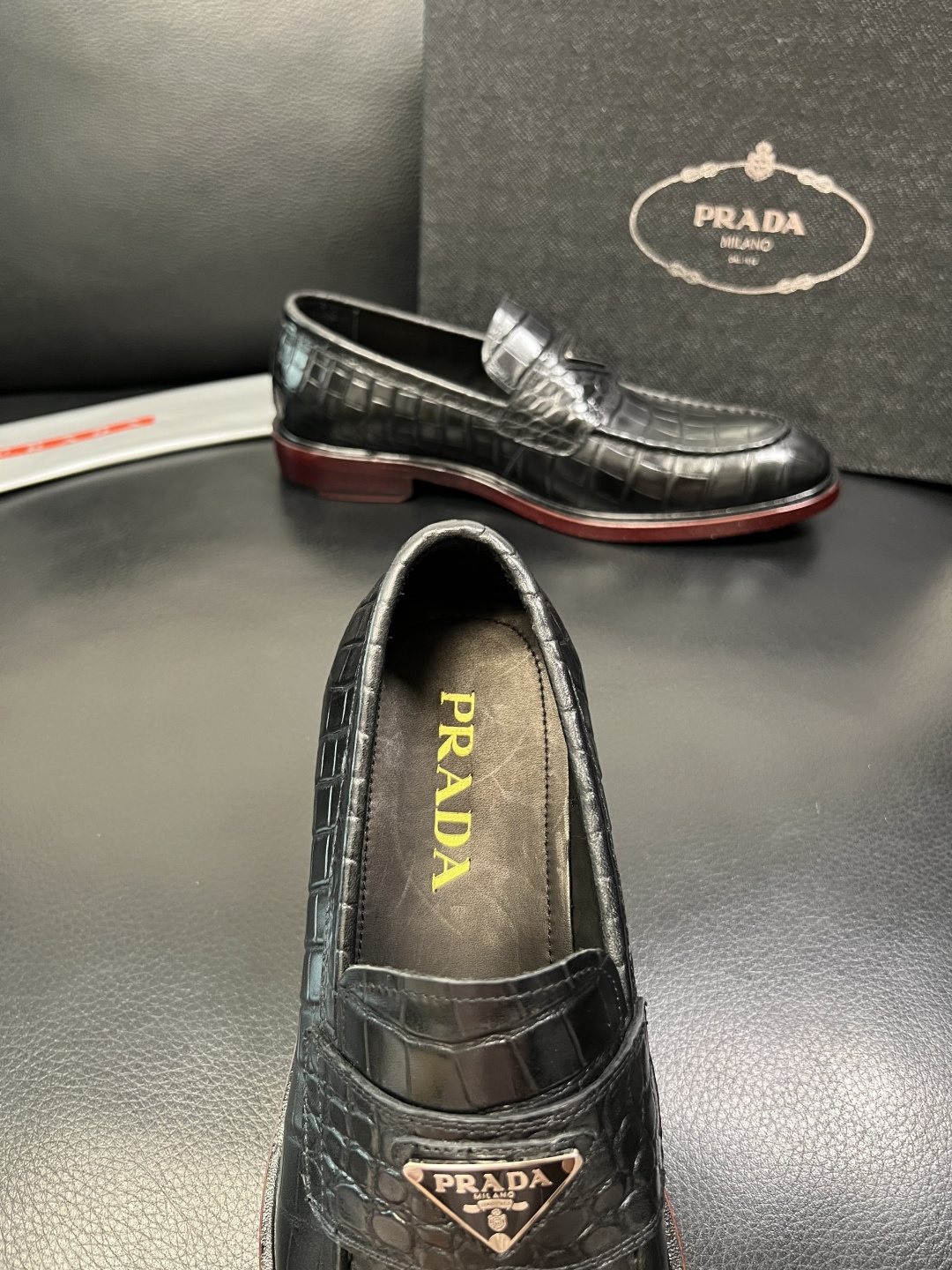 PRADA 高品质 顶级工艺品 普拉达 皮鞋专柜同步 原厂配置，意大利进口原版牛皮面料，透气舒适进口水染