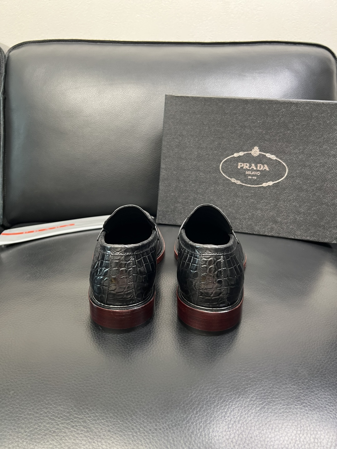 PRADA 高品质 顶级工艺品 普拉达 皮鞋专柜同步 原厂配置，意大利进口原版牛皮面料，透气舒适进口水染