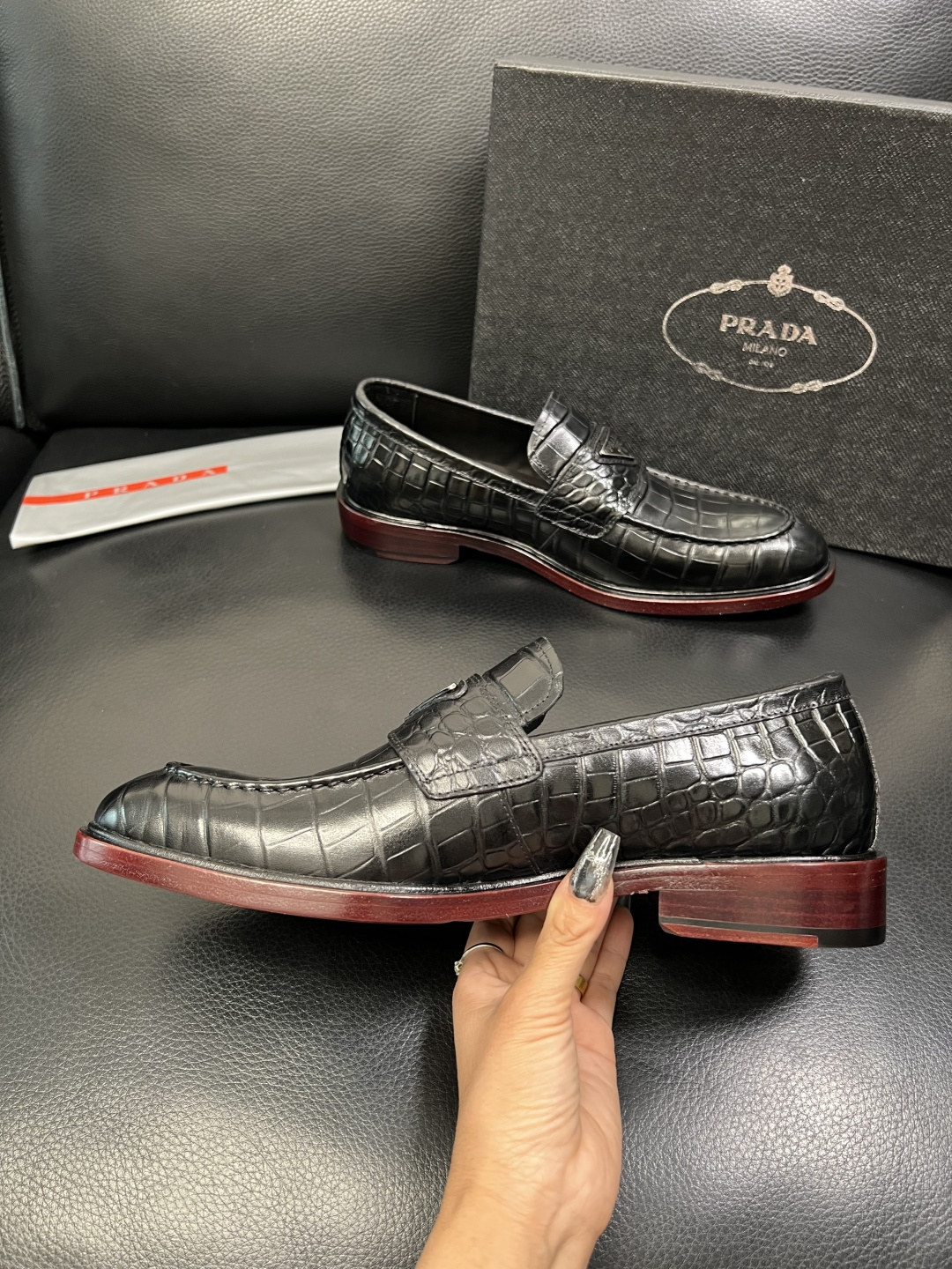 PRADA 高品质 顶级工艺品 普拉达 皮鞋专柜同步 原厂配置，意大利进口原版牛皮面料，透气舒适进口水染