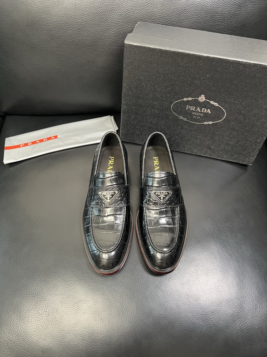 PRADA 高品质 顶级工艺品 普拉达 皮鞋专柜同步 原厂配置，意大利进口原版牛皮面料，透气舒适进口水染