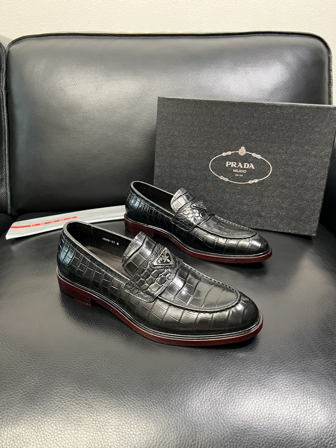 PRADA 高品质 顶级工艺品 普拉达 皮鞋专柜同步 原厂配置，意大利进口原版牛皮面料，透气舒适进口水染