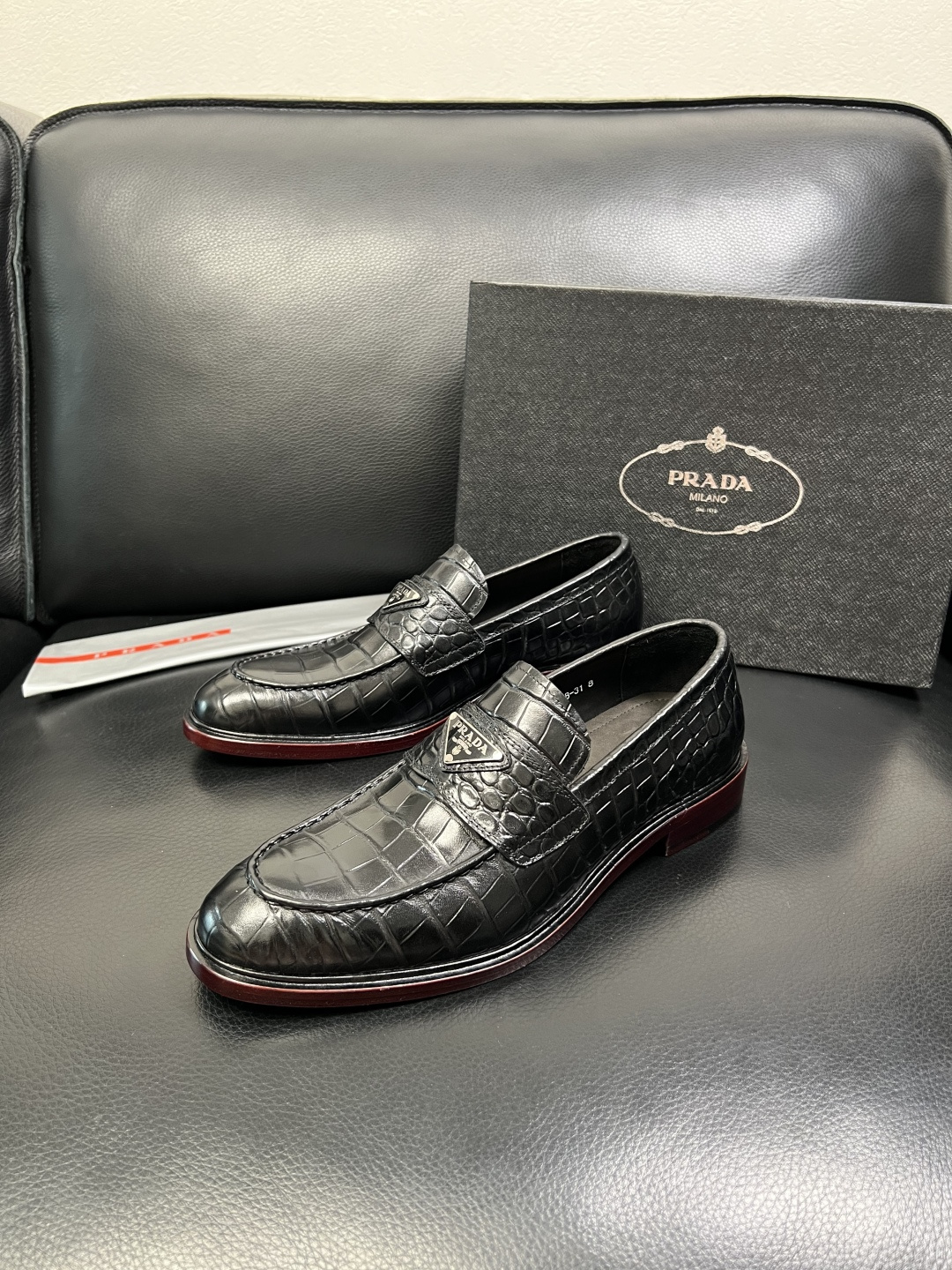 PRADA 高品质 顶级工艺品 普拉达 皮鞋专柜同步 原厂配置，意大利进口原版牛皮面料，透气舒适进口水染