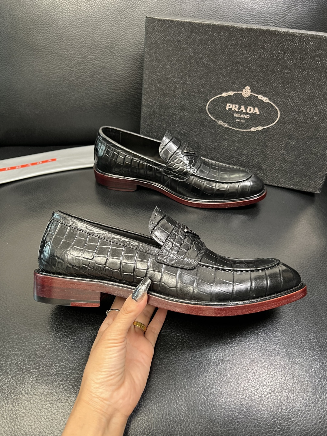 PRADA 高品质 顶级工艺品 普拉达 皮鞋专柜同步 原厂配置，意大利进口原版牛皮面料，透气舒适进口水染