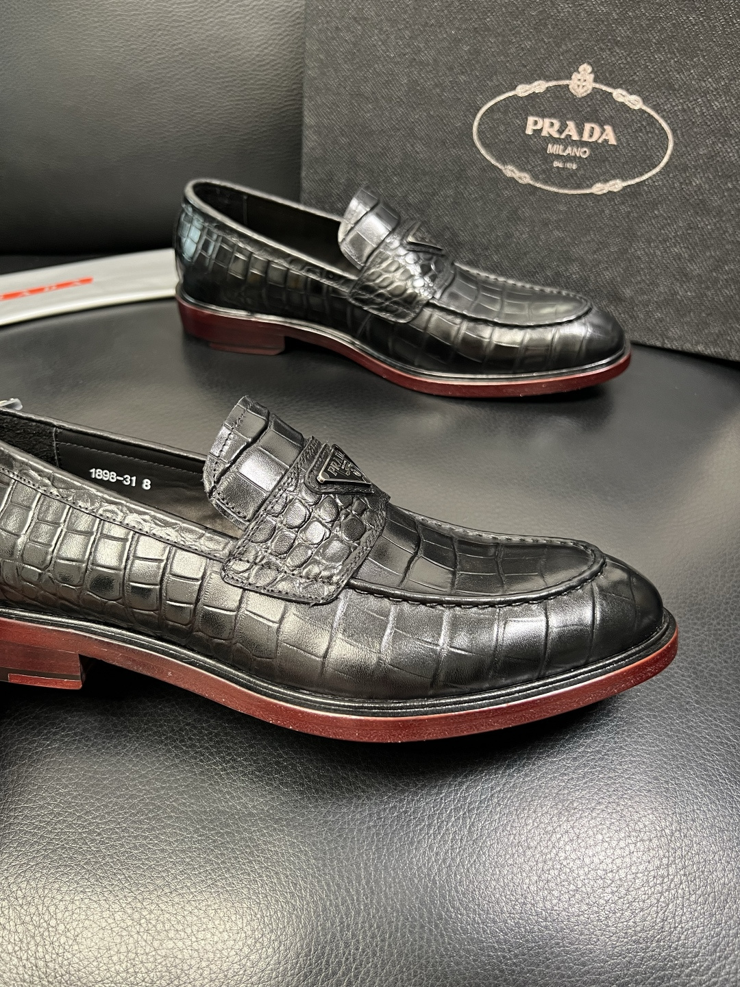 PRADA 高品质 顶级工艺品 普拉达 皮鞋专柜同步 原厂配置，意大利进口原版牛皮面料，透气舒适进口水染