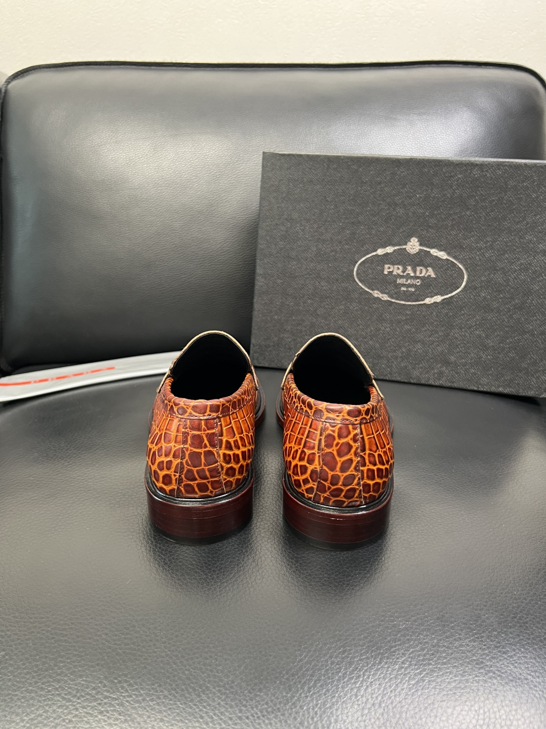 PRADA 高品质 顶级工艺品 普拉达 皮鞋专柜同步 原厂配置，意大利进口原版牛皮面料，透气舒适进口水染