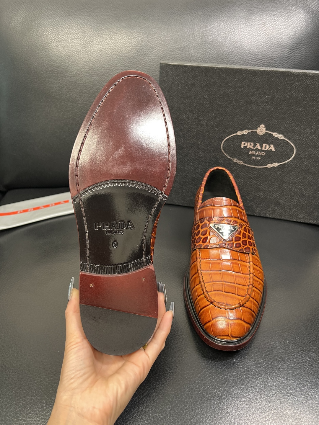 PRADA 高品质 顶级工艺品 普拉达 皮鞋专柜同步 原厂配置，意大利进口原版牛皮面料，透气舒适进口水染