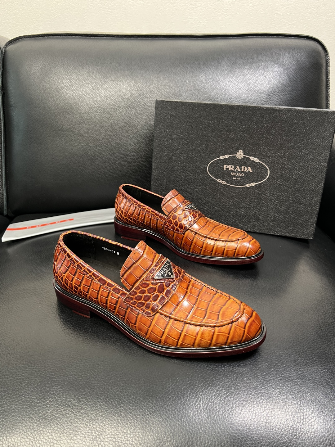 PRADA 高品质 顶级工艺品 普拉达 皮鞋专柜同步 原厂配置，意大利进口原版牛皮面料，透气舒适进口水染
